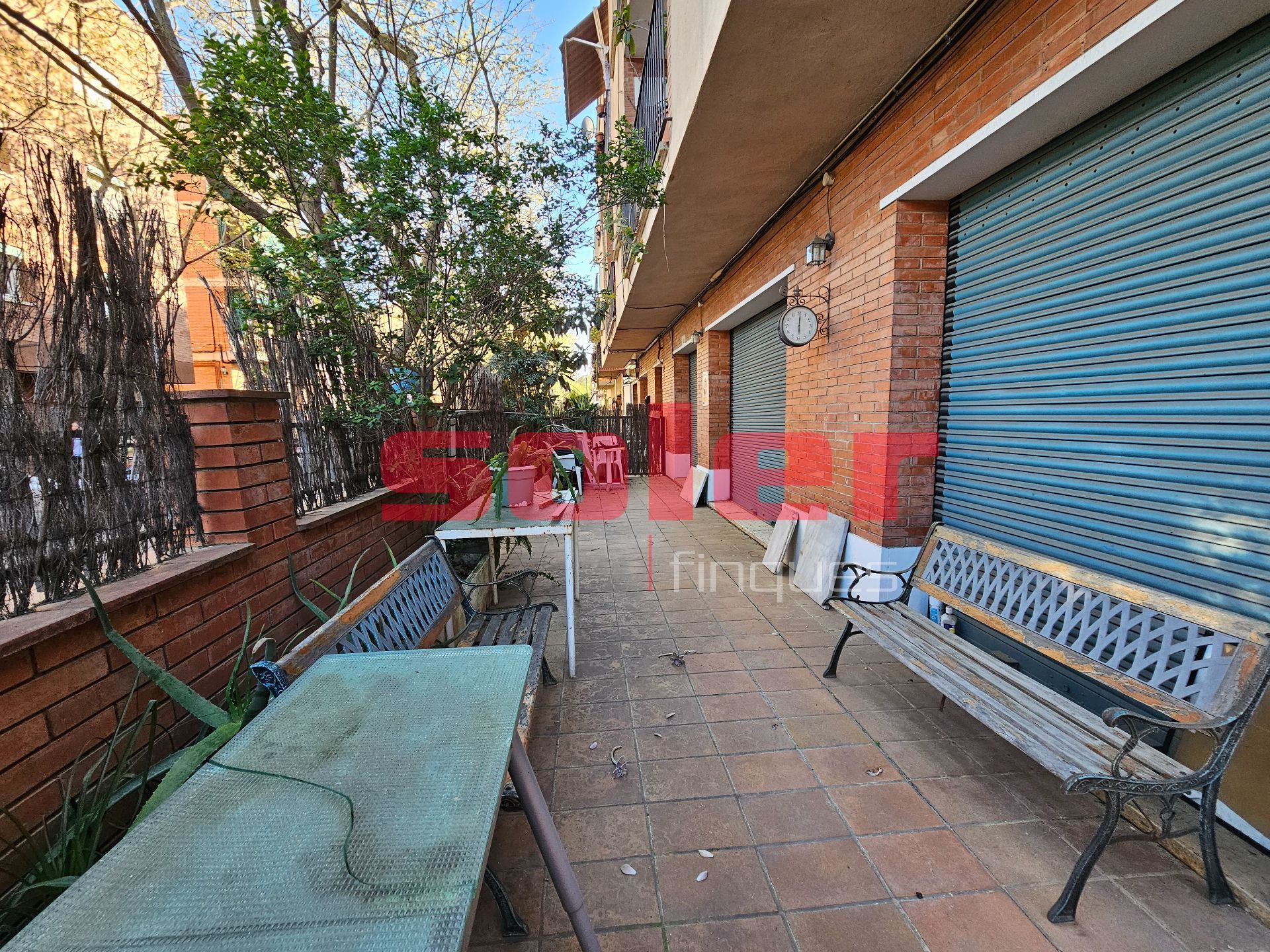 Vista exterior de Local en venda en Sant Cugat del Vallès
