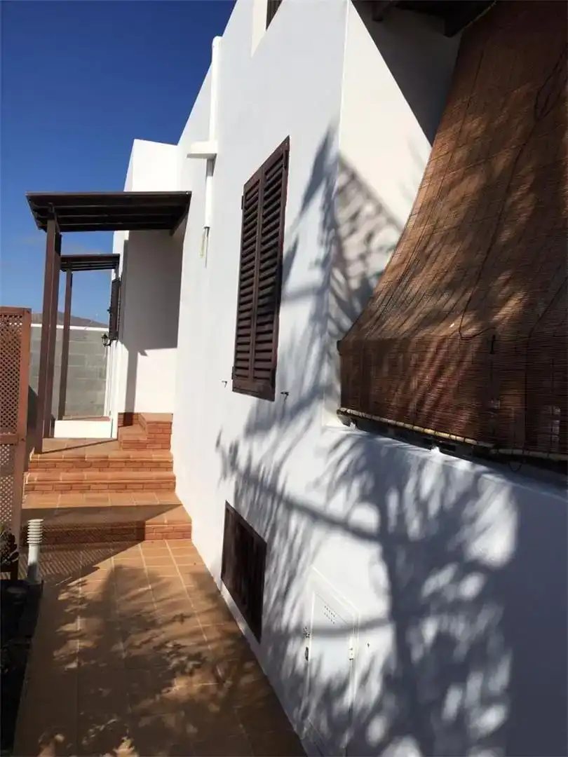 Vista exterior de Casa adosada en venda en Arrecife amb Aire condicionat, Jardí privat i Traster