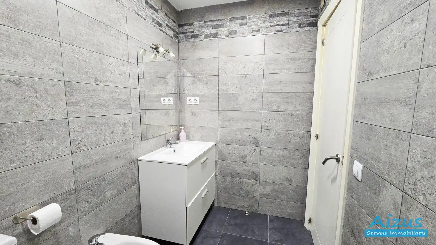 Badezimmer von Erdgeschoss zum Verkauf in Ripollet mit Ofen