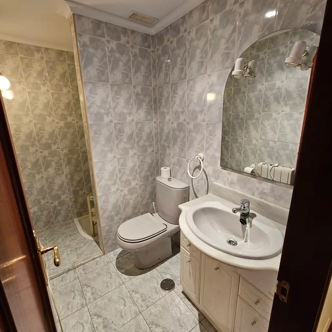 Bathroom of Flat for sale in San Martín del Rey Aurelio  with Heating and Parquet flooring