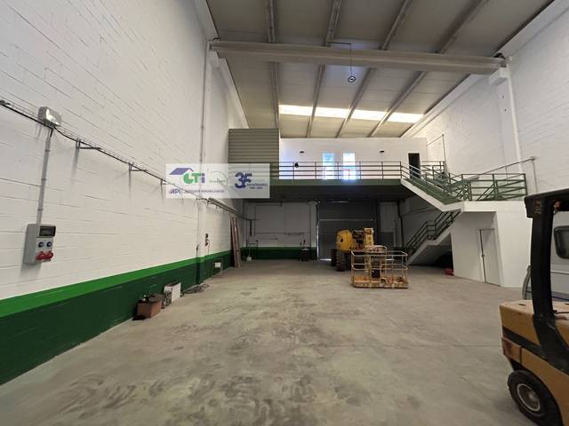 Nave industrial en Alquiler en CALLE BORDEREA en Cartuja Baja