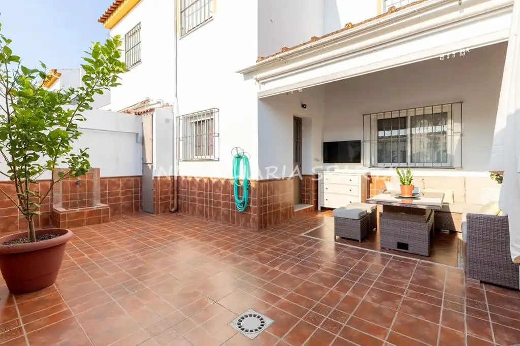 Terrasse von Einfamilien-Reihenhaus zum Verkauf in Umbrete mit Klimaanlage