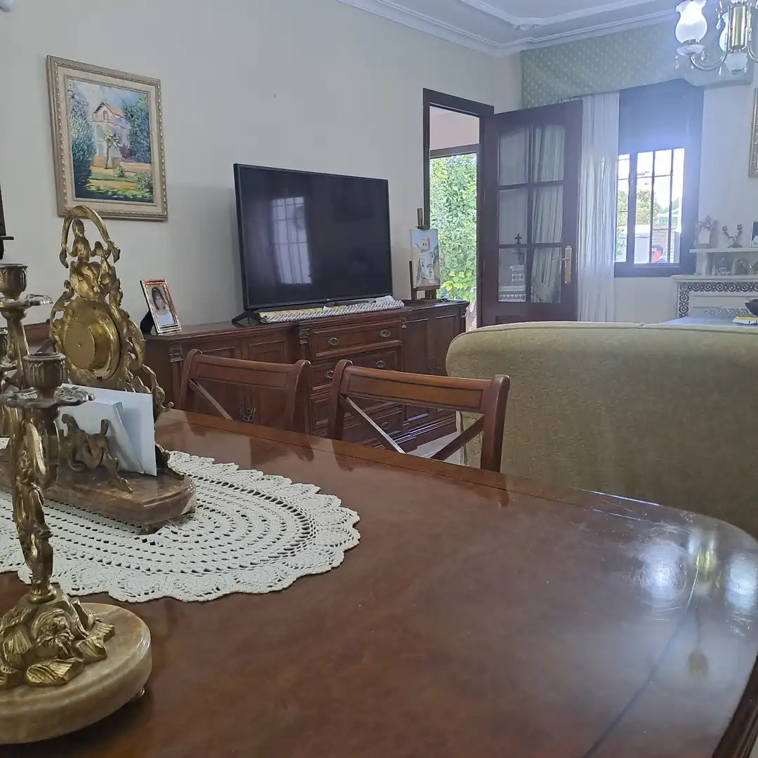 Sala d'estar de Casa adosada en venda en Dos Hermanas amb Aire condicionat, Traster i Piscina comunitària