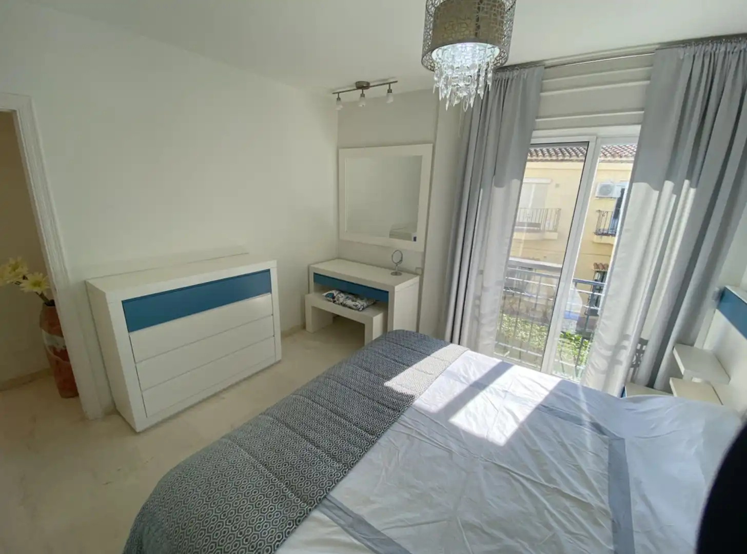 Habitación de Piso de alquiler en Estepona con Aire acondicionado, Terraza y Amueblado
