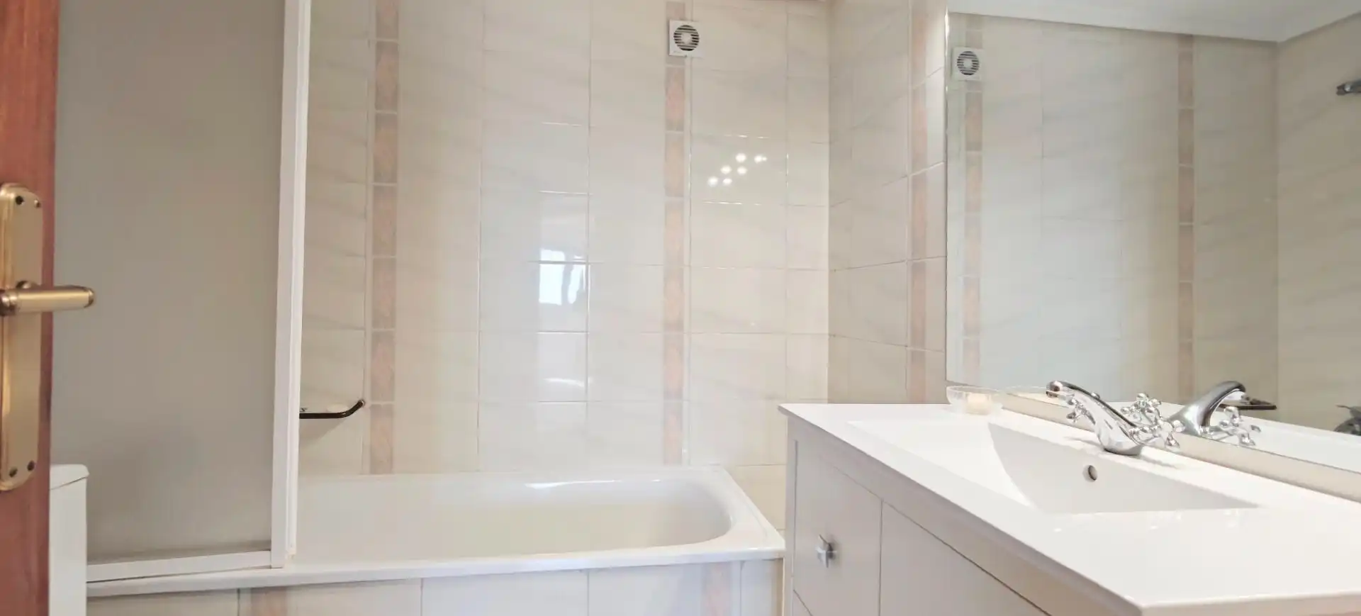 Bathroom of Flat for rent in Madrid  with Air Conditioner, Heating and Furnished