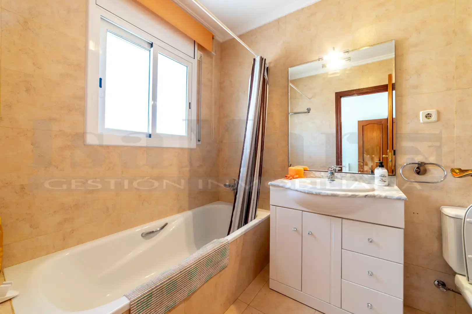 Baño de Casa adosada en venta en Calafell con Aire acondicionado, Calefacción y Jardín privado
