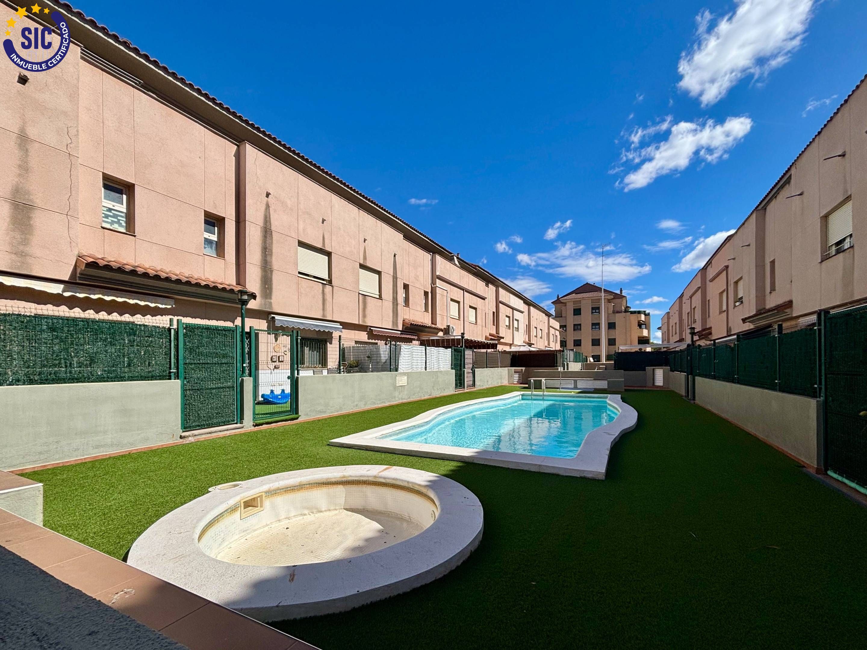 Swimming pool of Single-family semi-detached for sale in La Pobla de Vallbona  with Air Conditioner, Heating and Private garden