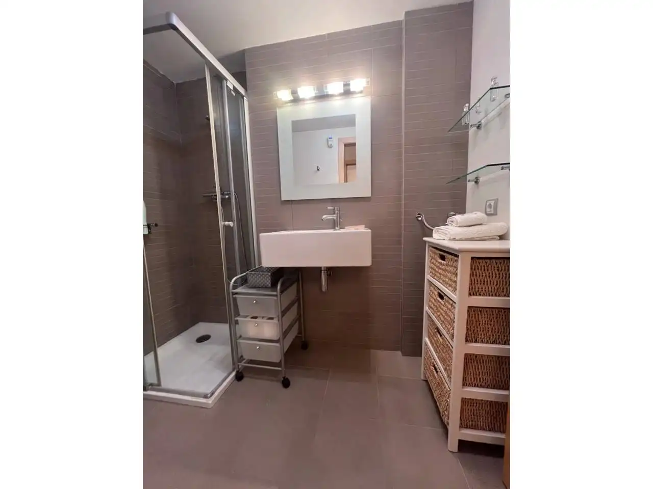 Baño de Piso de alquiler en Girona con Calefacción, Parquet y Amueblado