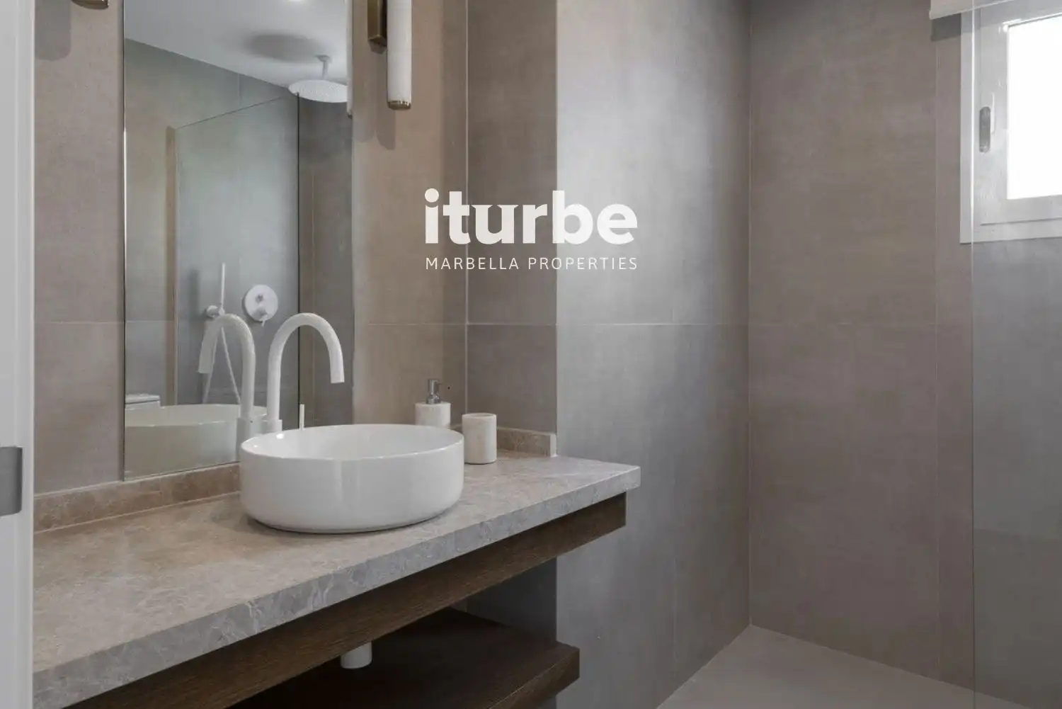 Baño de Casa adosada de alquiler en Marbella con Aire acondicionado, Terraza y Piscina