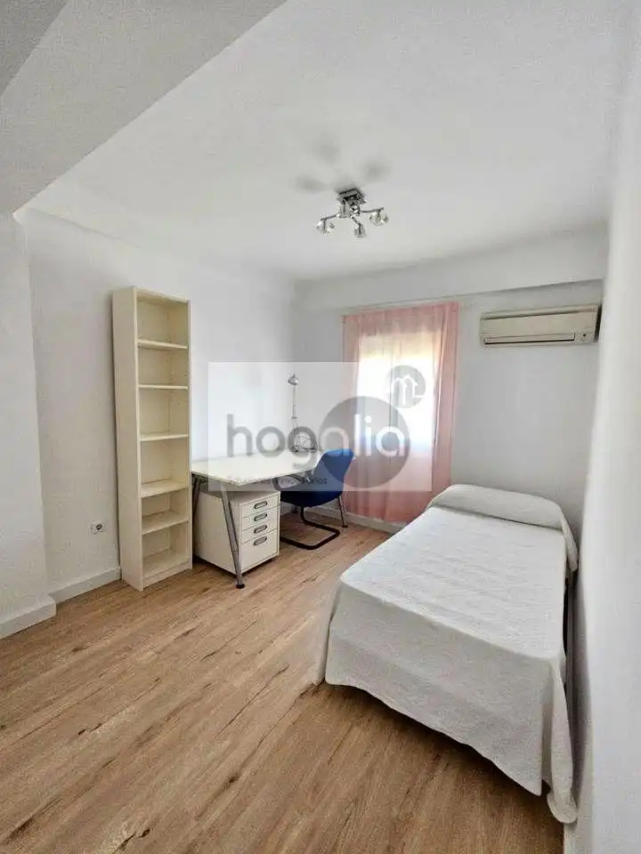 Bedroom of Flat for rent in Sevilla  with Air Conditioner, Terrace and Furnished