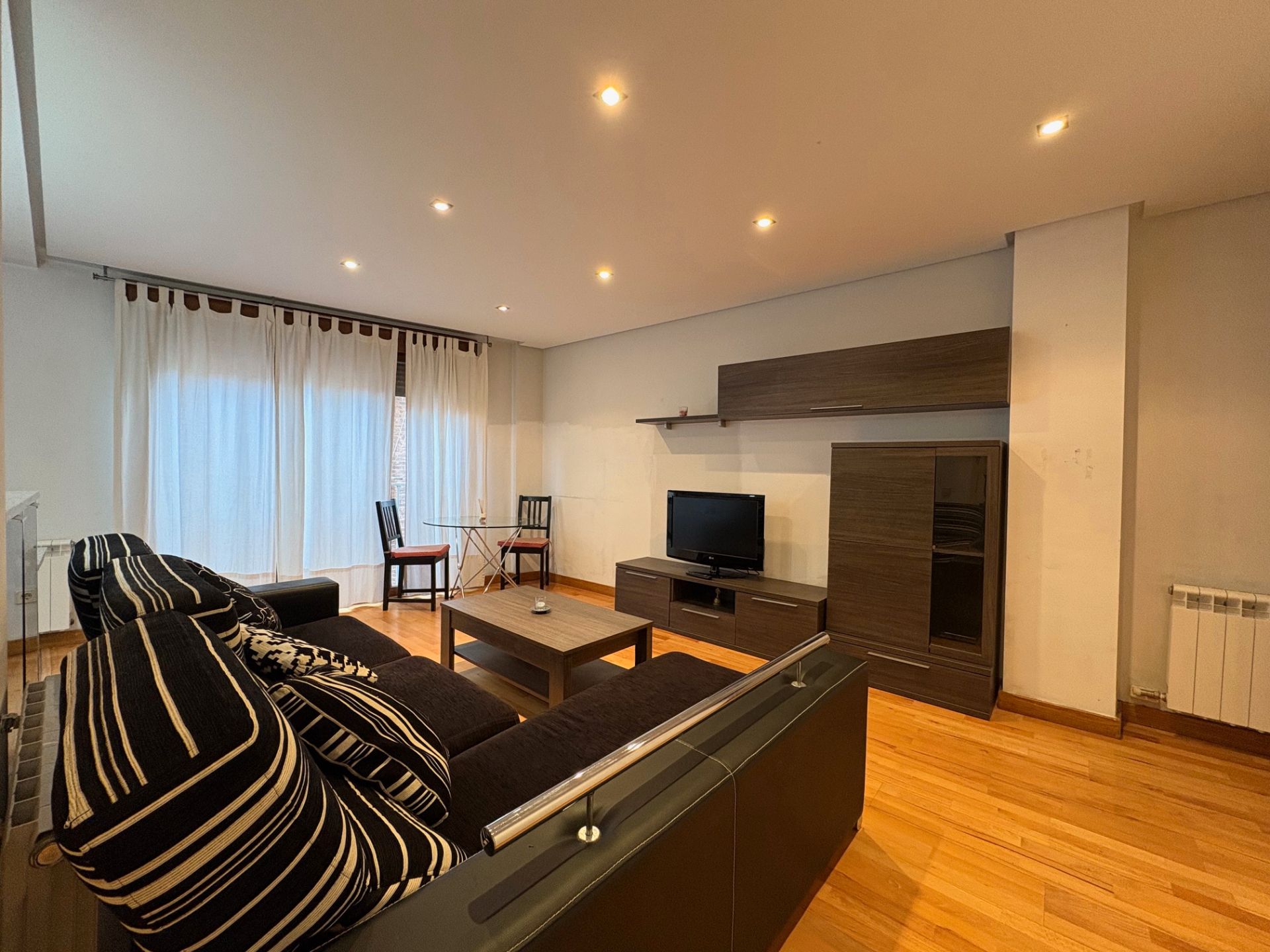 Living room of Apartment for rent in Arnedo  with Heating, Parquet flooring and Furnished