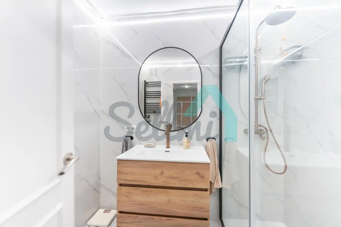 Baño de Piso de alquiler en Gijón  con Calefacción, Parquet y Amueblado