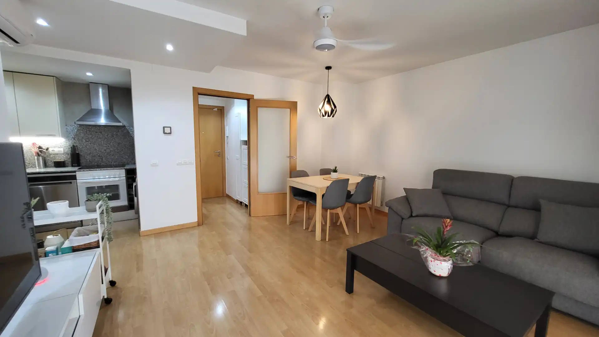 Sala de estar de Piso en venta en Cerdanyola del Vallès con Aire acondicionado, Calefacción y Parquet