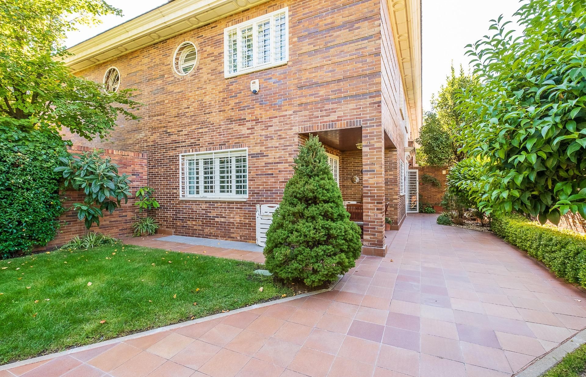 Exterior view of Single-family semi-detached for sale in  Madrid Capital  with Air Conditioner, Heating and Private garden