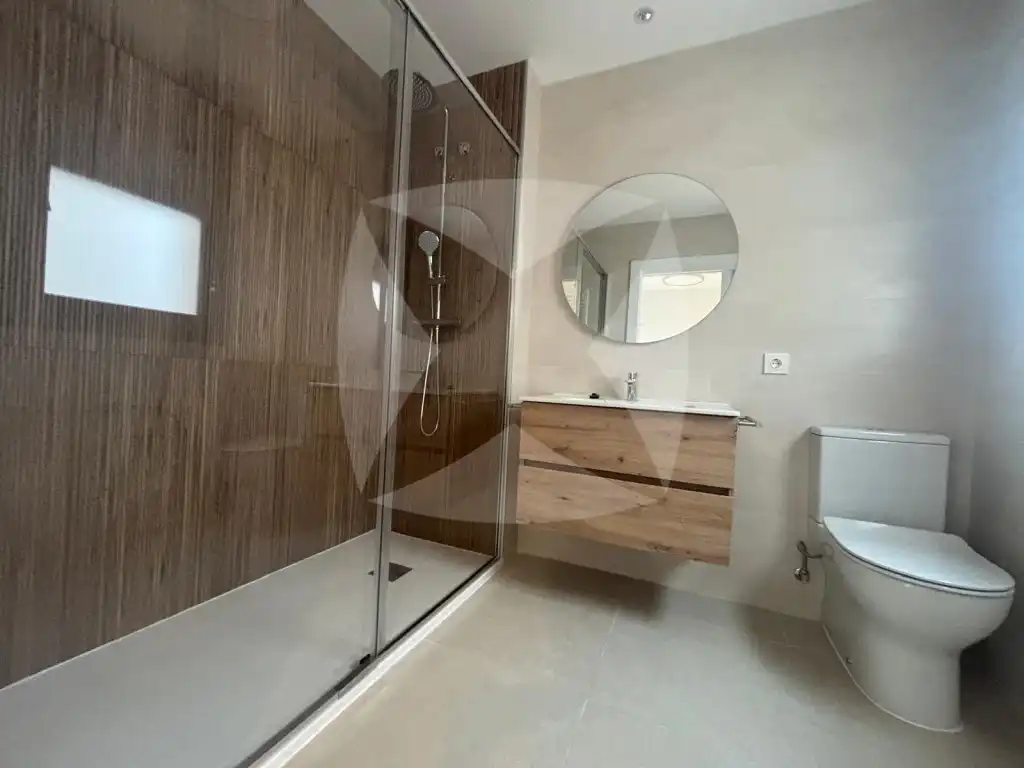 Badezimmer von Wohnung zur Miete in Badajoz mit Klimaanlage, Privatgarten und Terrasse