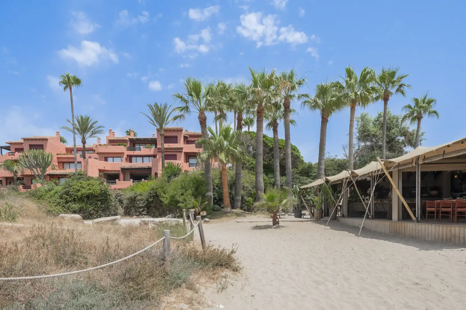 Vista exterior de Àtic en venda en Marbella amb Aire condicionat, Terrassa i Traster