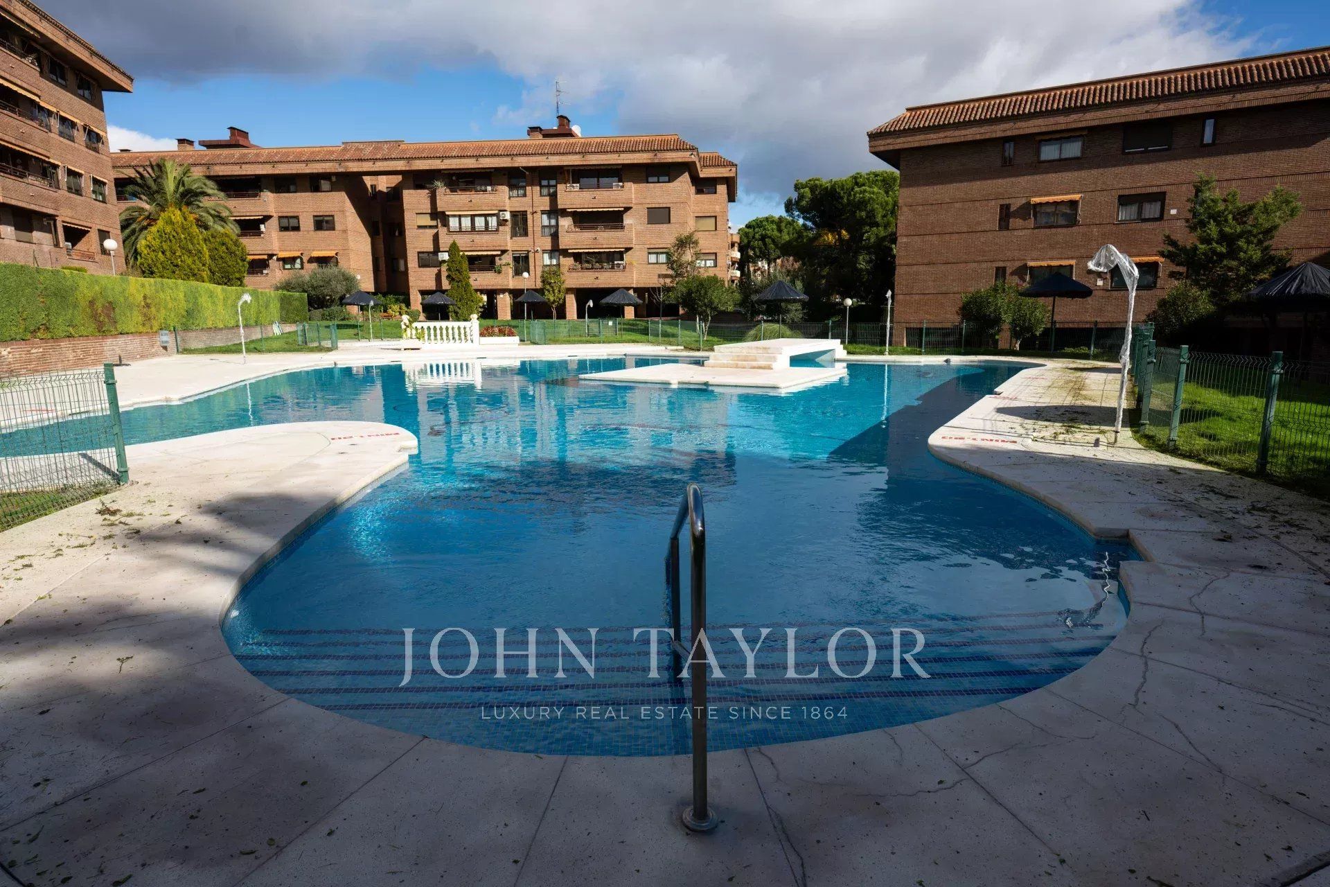 Swimming pool of Flat for sale in Pozuelo de Alarcón  with Air Conditioner and Heating