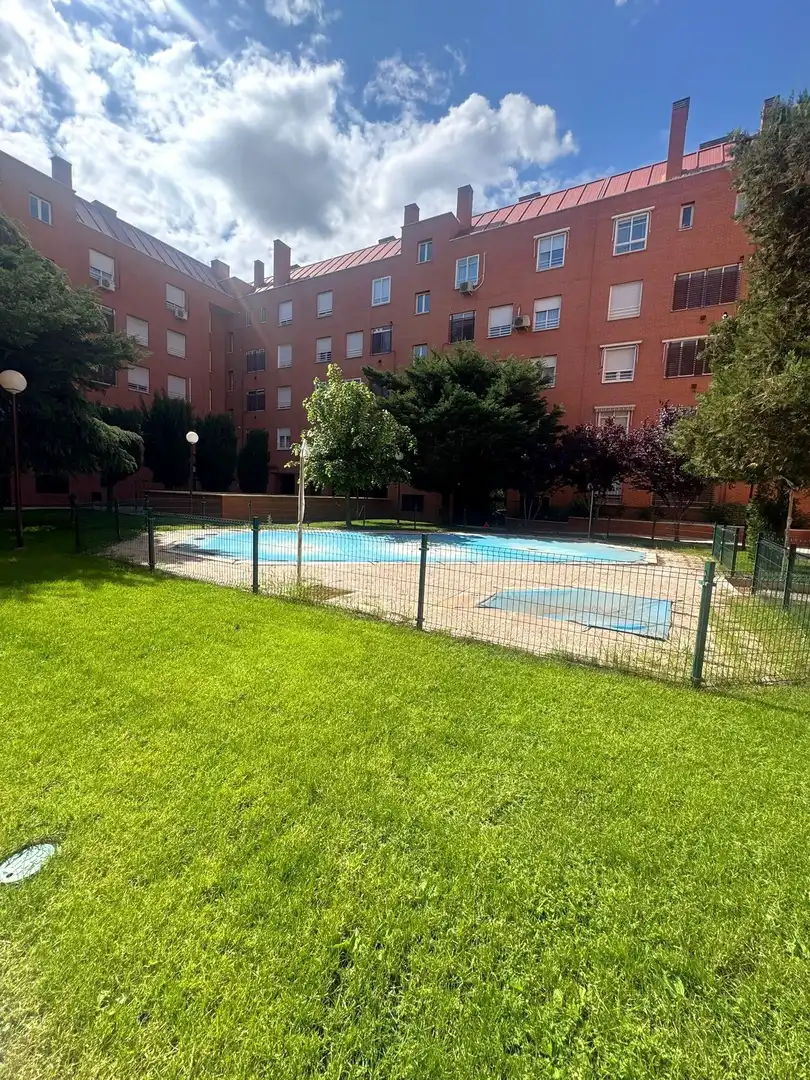 Schwimmbecken von Wohnung zum Verkauf in Madrid mit Klimaanlage, Heizung und Terrasse