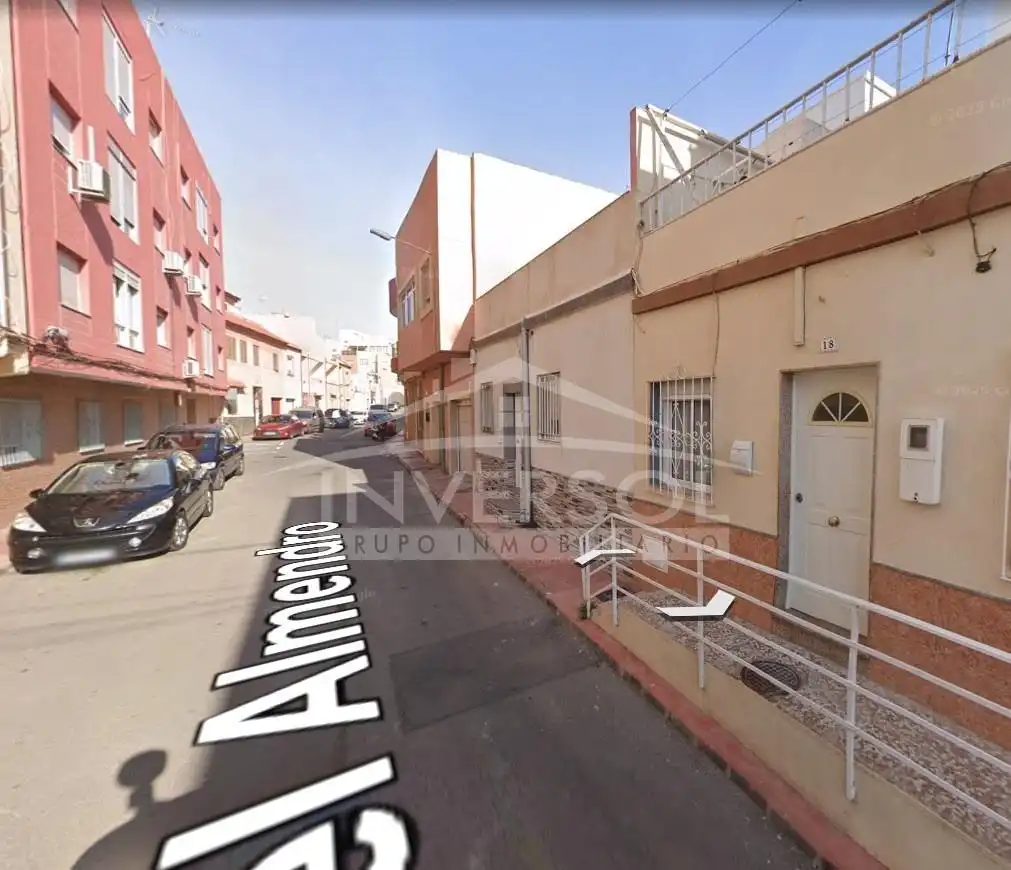 Vista exterior de Casa adosada en venda en Almería amb Terrassa i Balcó
