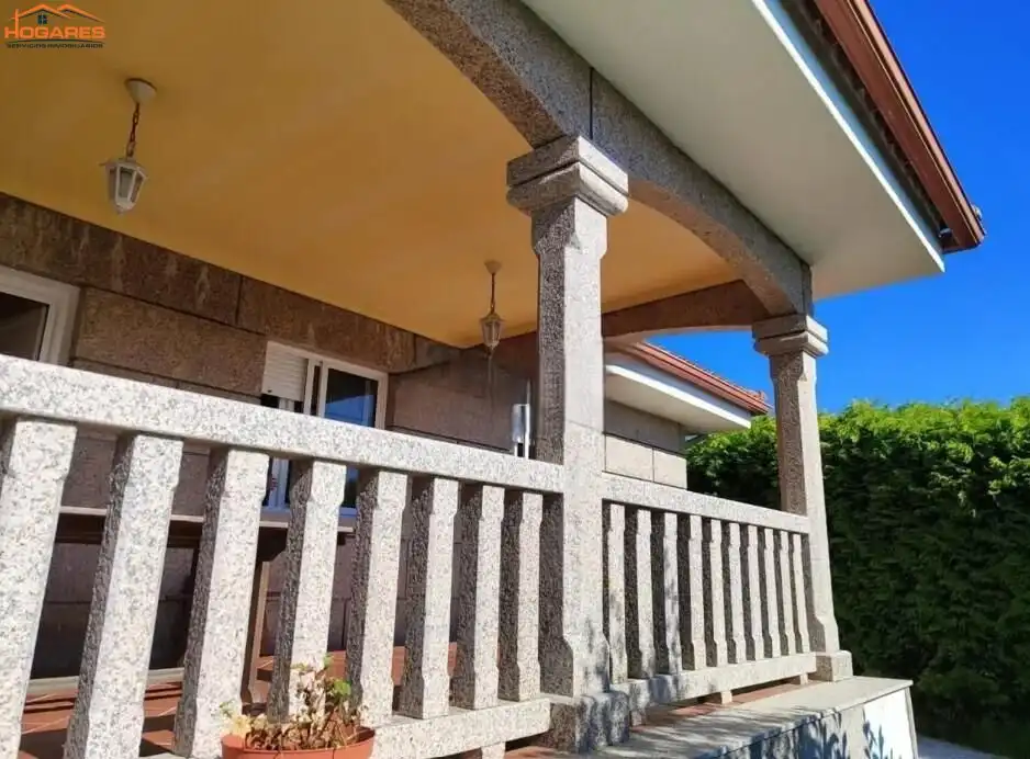 Vista exterior de Casa o xalet en venda en Cangas  amb Piscina