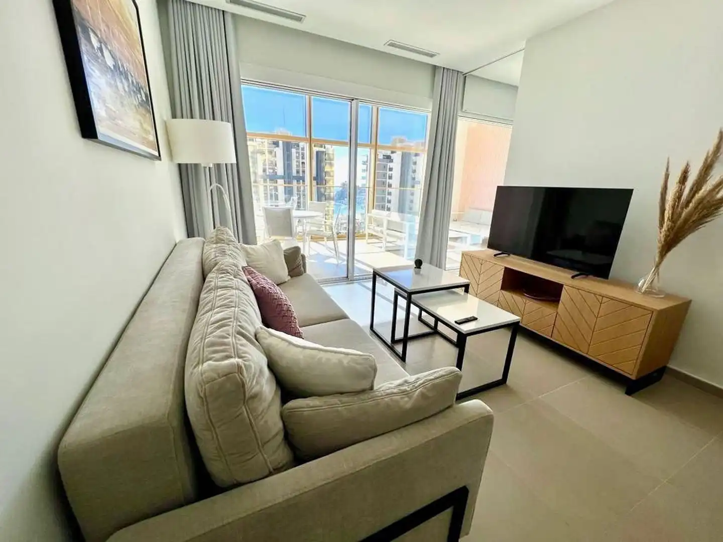 Sala d'estar de Casa o xalet de lloguer en Benidorm amb Aire condicionat, Jardí privat i Moblat
