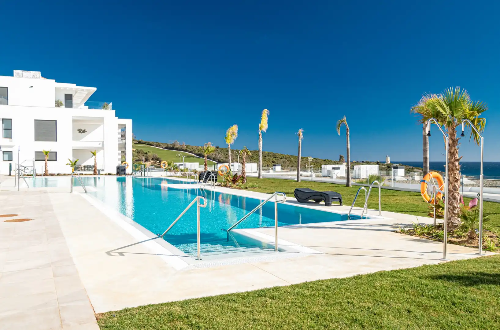 Schwimmbecken von Wohnungen zum Verkauf in La Alcaidesa mit Klimaanlage, Terrasse und Abstellraum