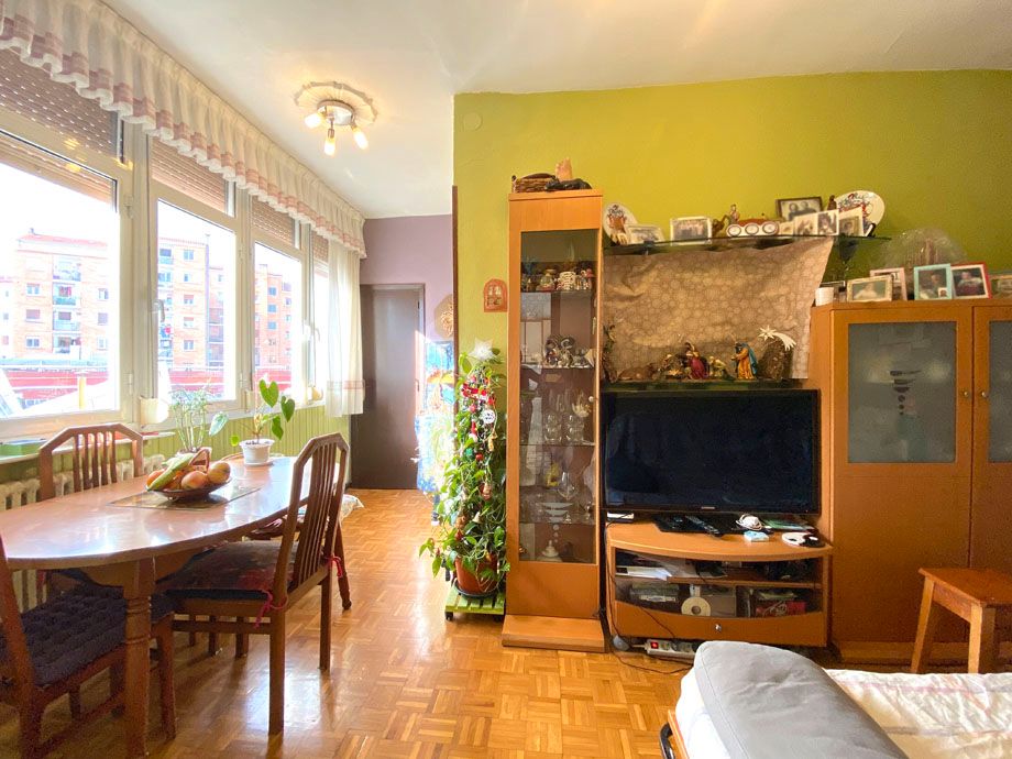 Living room of Flat for sale in Vitoria - Gasteiz  with Heating, Parquet flooring and Furnished