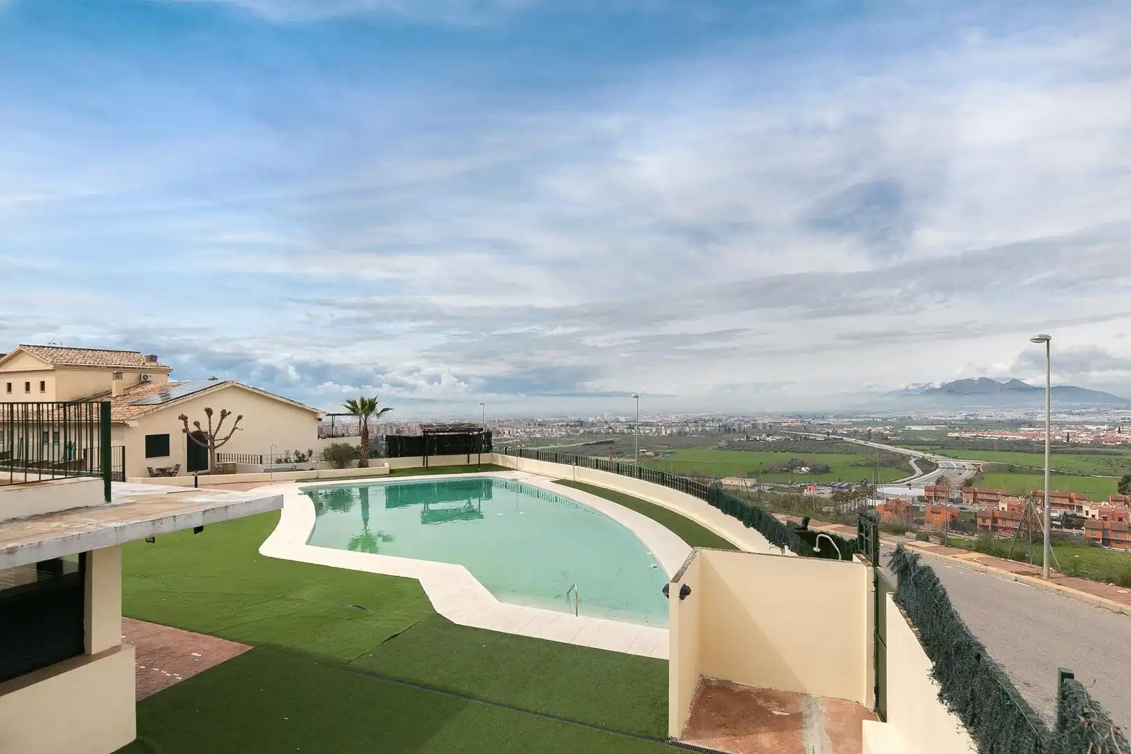 Piscina de Ático en venta en Jun con Aire acondicionado, Calefacción y Jardín privado