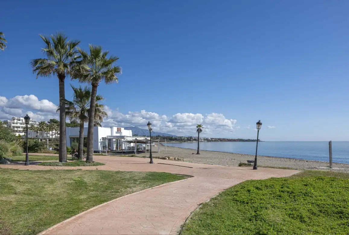 Vista exterior de Apartament en venda en Estepona amb Aire condicionat, Calefacció i Jardí privat