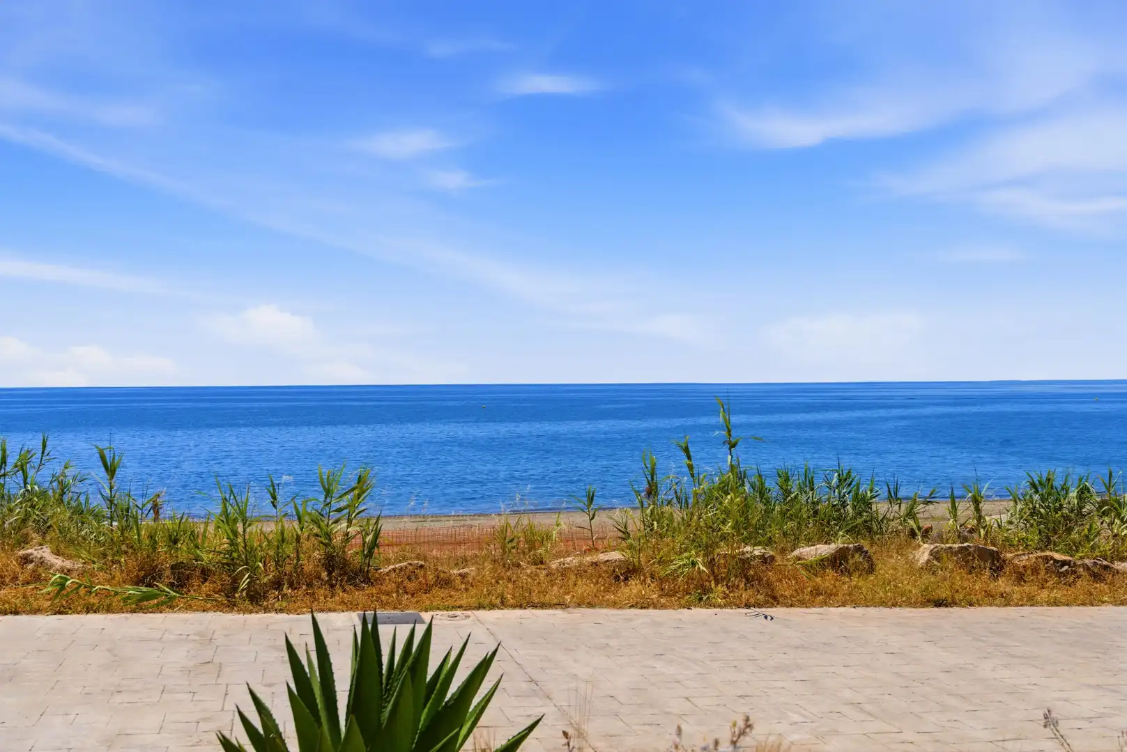 Vista exterior de Casa adosada en venda en Estepona amb Aire condicionat, Jardí privat i Terrassa