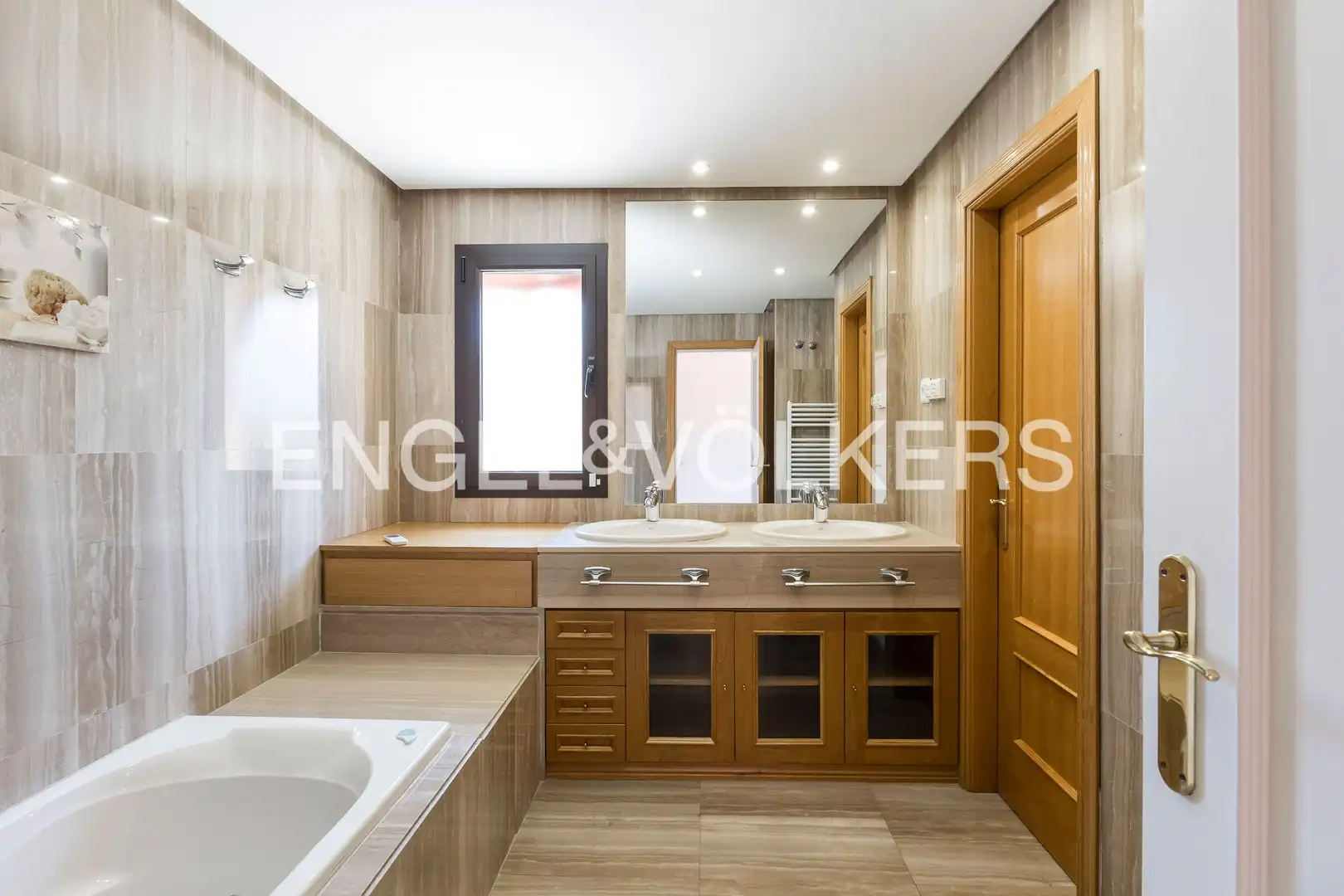 Badezimmer von Einfamilien-Reihenhaus zum Verkauf in Villanueva del Pardillo mit Klimaanlage, Heizung und Privatgarten