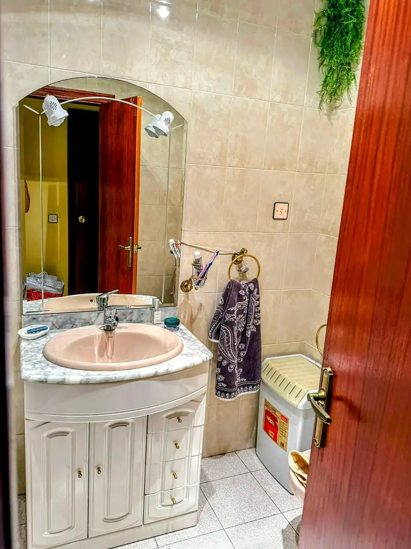 Badezimmer von Erdgeschoss zum Verkauf in Noja mit Privatgarten, Terrasse und Balkon