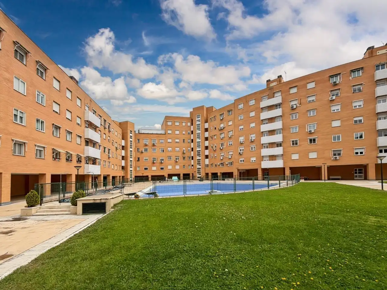 Vista exterior de Piso en venta en Madrid con Aire acondicionado, Calefacción y Piscina comunitaria