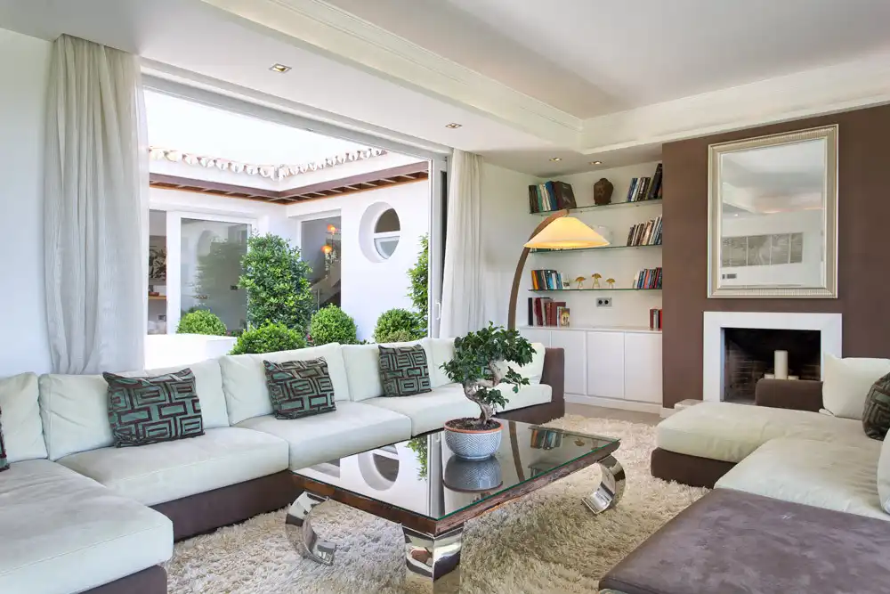 Sala d'estar de Casa o xalet de lloguer en Marbella amb Aire condicionat, Jardí privat i Terrassa