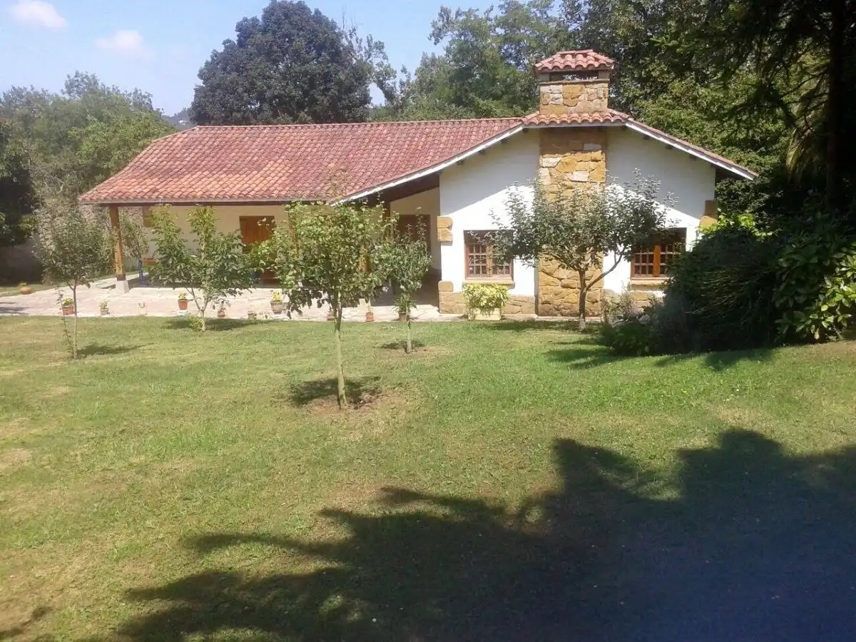 Vista exterior de Casa o xalet en venda en Gijón  amb Terrassa, Traster i Piscina
