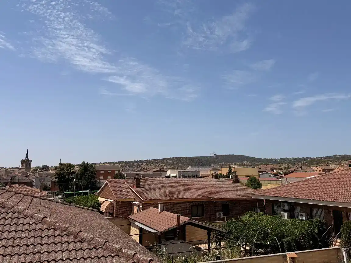 Vista exterior de Casa o xalet en venda en Villa del Prado amb Aire condicionat, Jardí privat i Traster