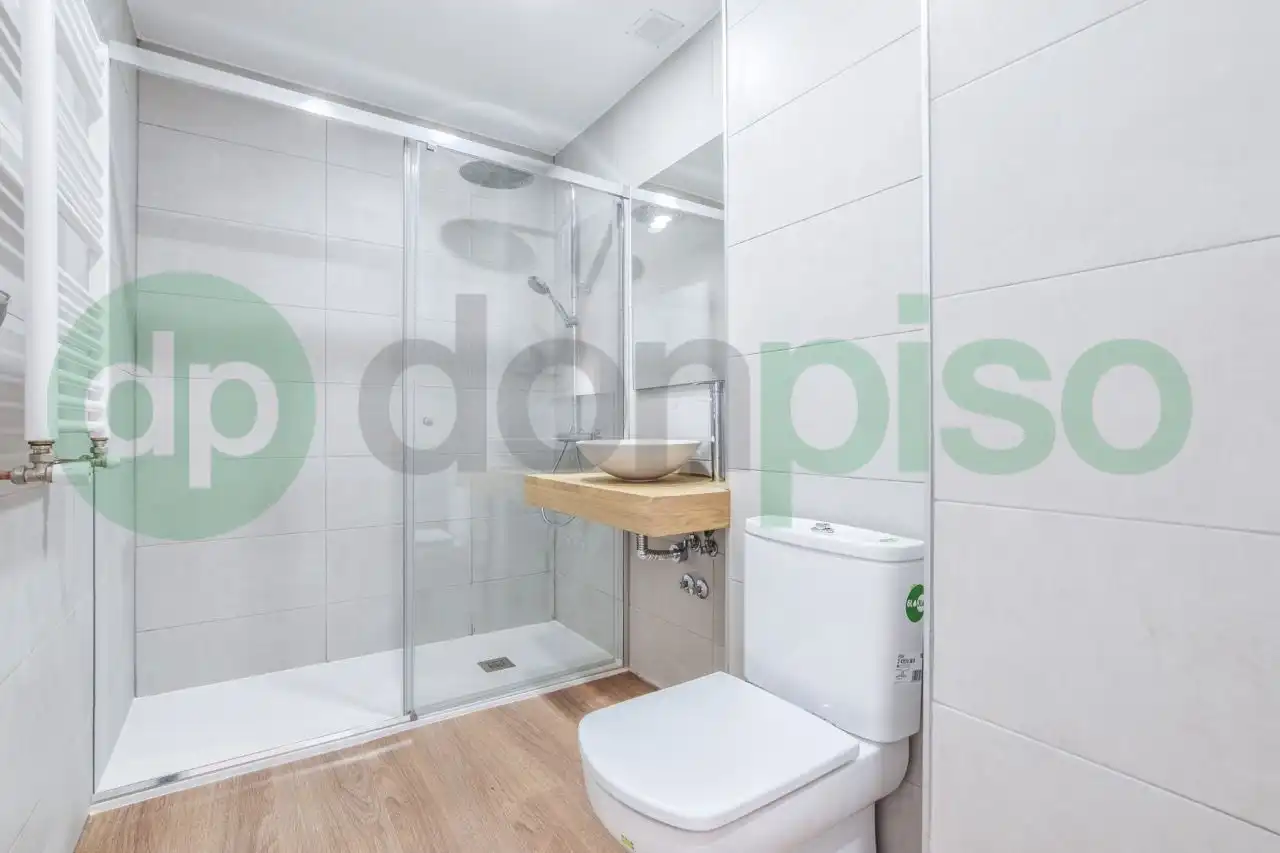 Badezimmer von Wohnung zur Miete in Madrid mit Klimaanlage, Heizung und Terrasse