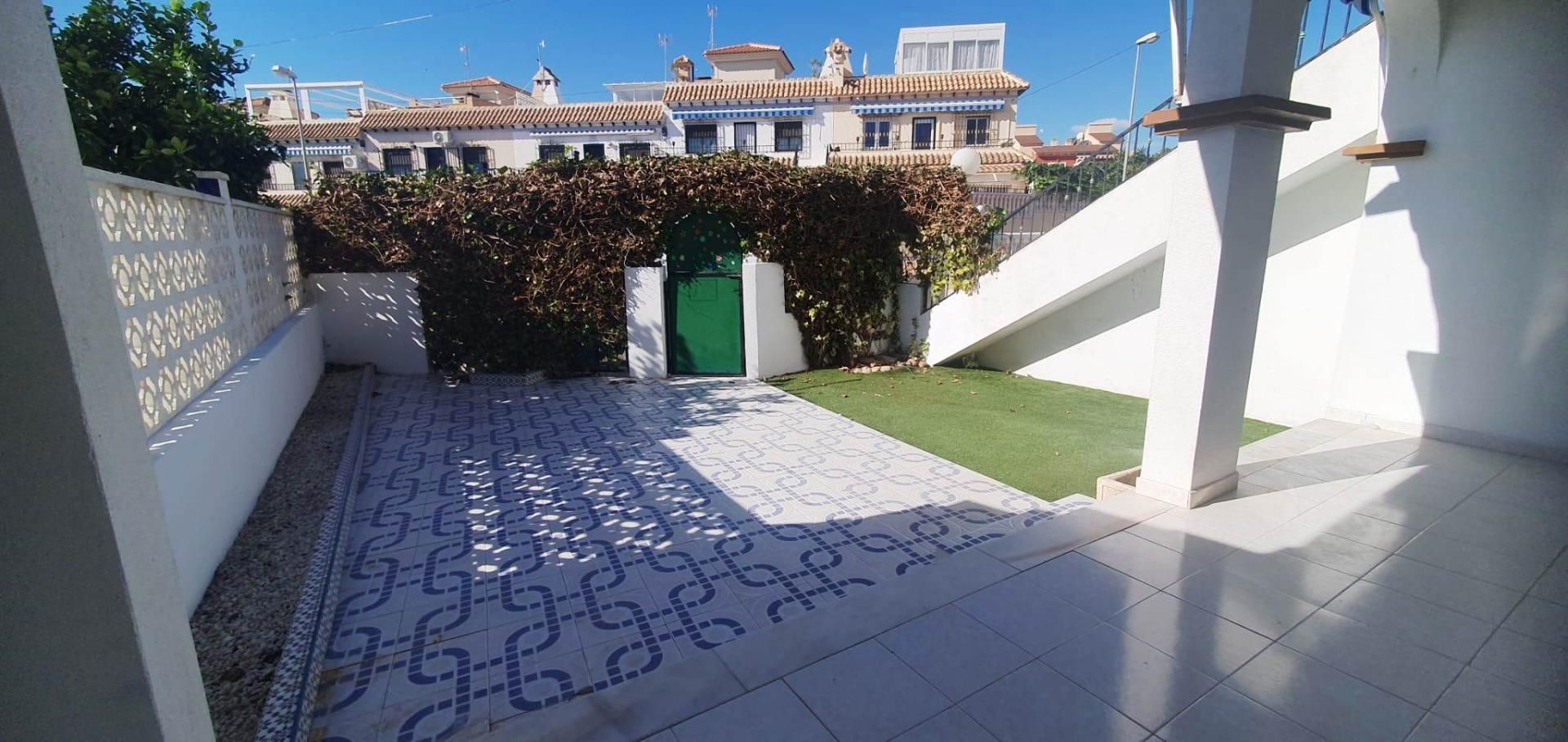 Vista exterior de Casa o xalet en venda en Torrevieja amb Aire condicionat, Jardí privat i Terrassa