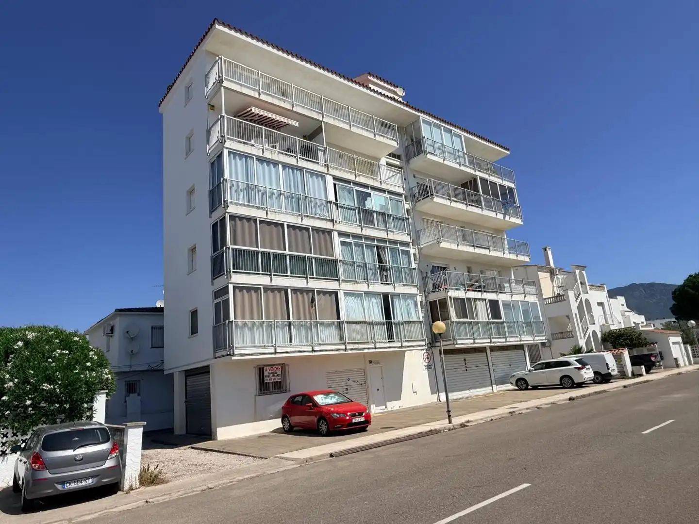 Vista exterior de Estudi en venda en Roses amb Calefacció, Terrassa i Moblat