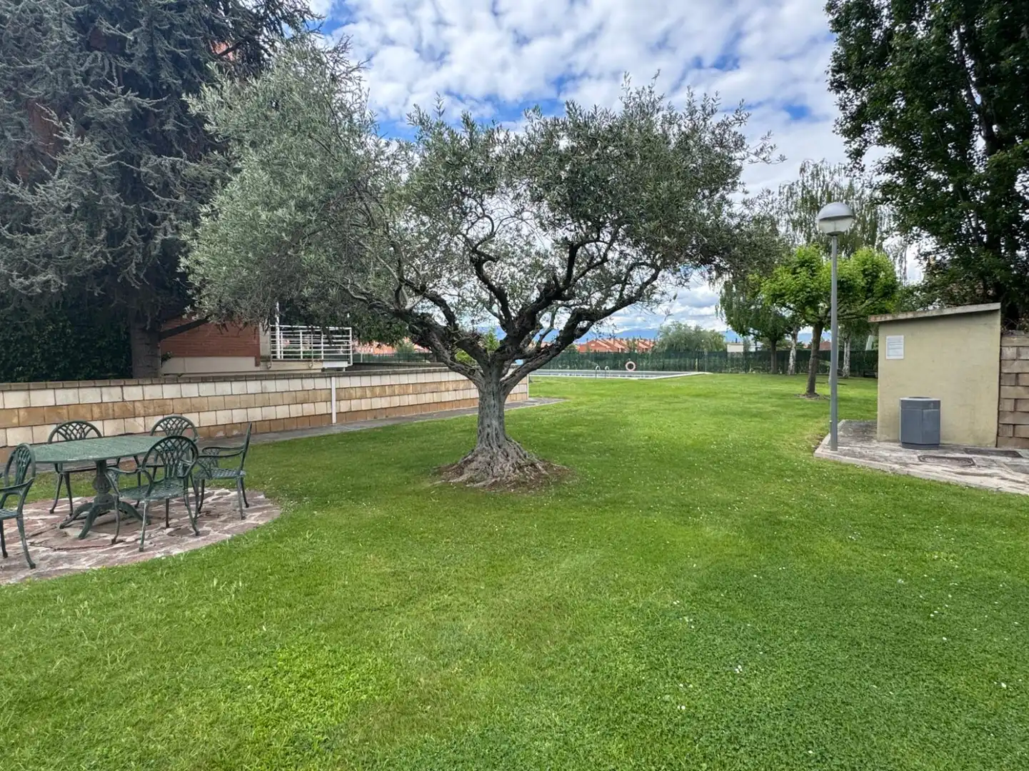 Parkplatz von Haus oder Chalet zum Verkauf in  Logroño mit Klimaanlage, Heizung und Privatgarten