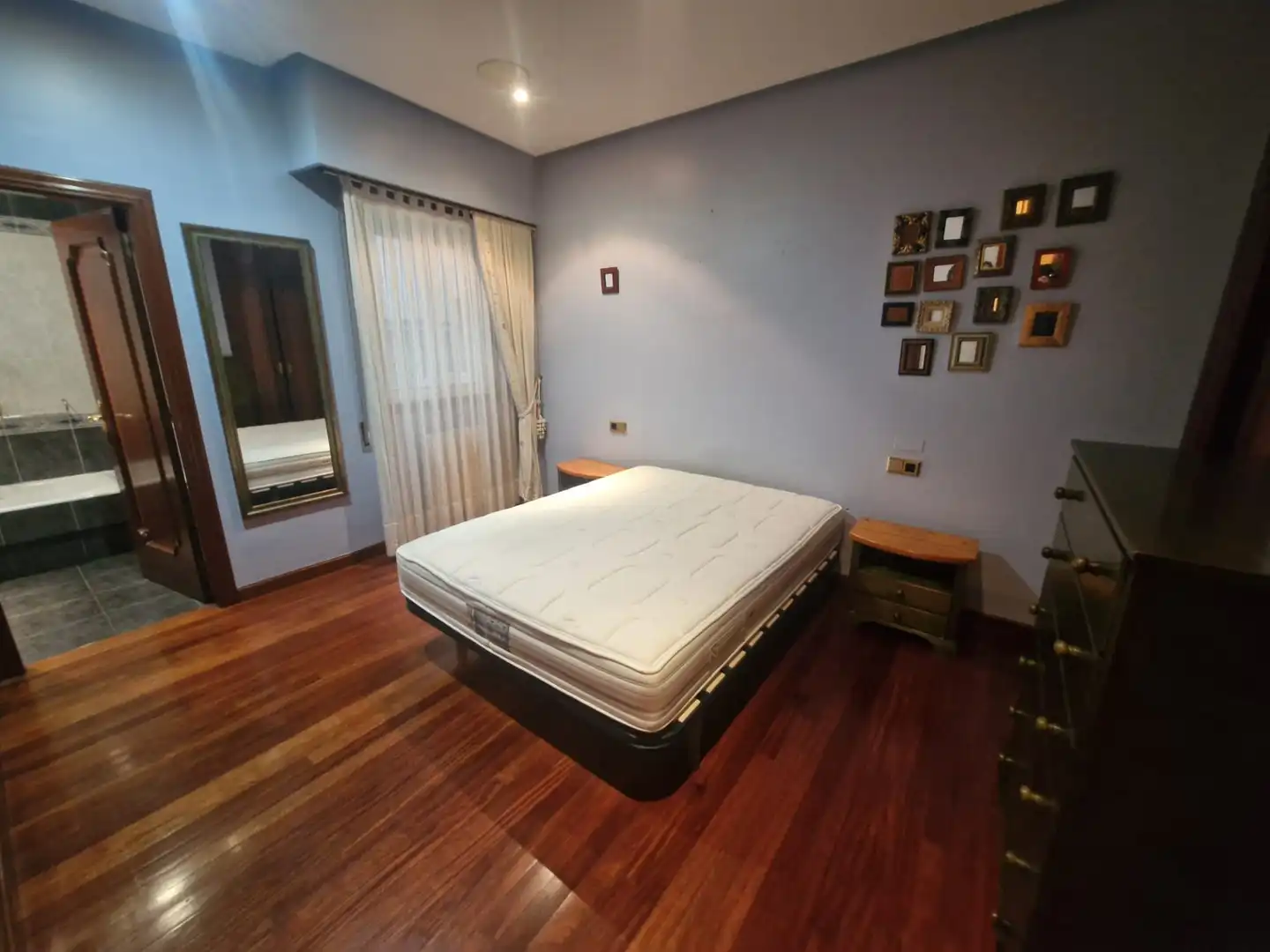 Dormitori de Apartament de lloguer en Ourense Capital  amb Calefacció, Parquet i Moblat
