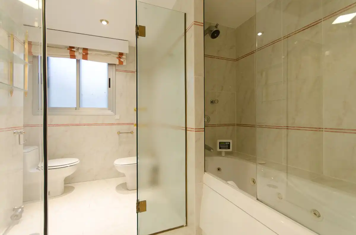 Bathroom of Flat for rent in Madrid  with Air Conditioner, Heating and Terrace