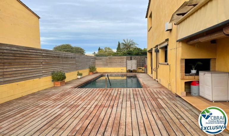 Piscina de Casa adosada en venta en La Bisbal d'Empordà con Calefacción, Jardín privado y Trastero