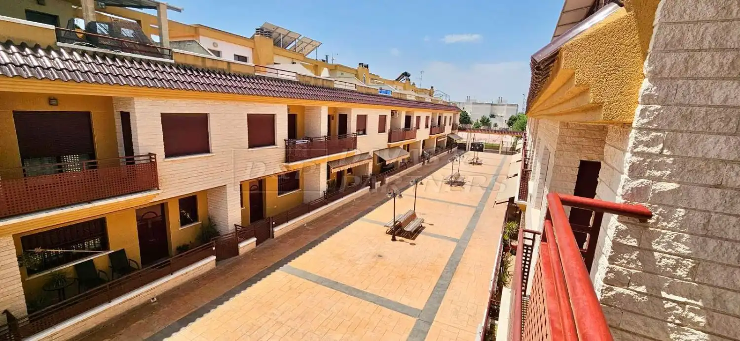 Vista exterior de Casa adosada en venda en Orihuela amb Terrassa