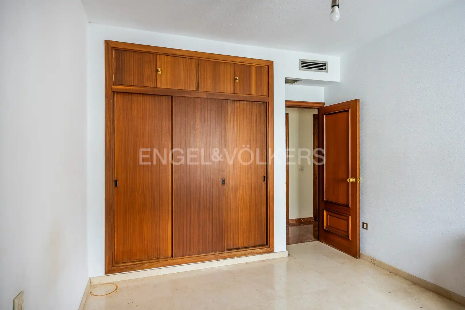Flat for sale in Sevilla  with Air Conditioner and Heating