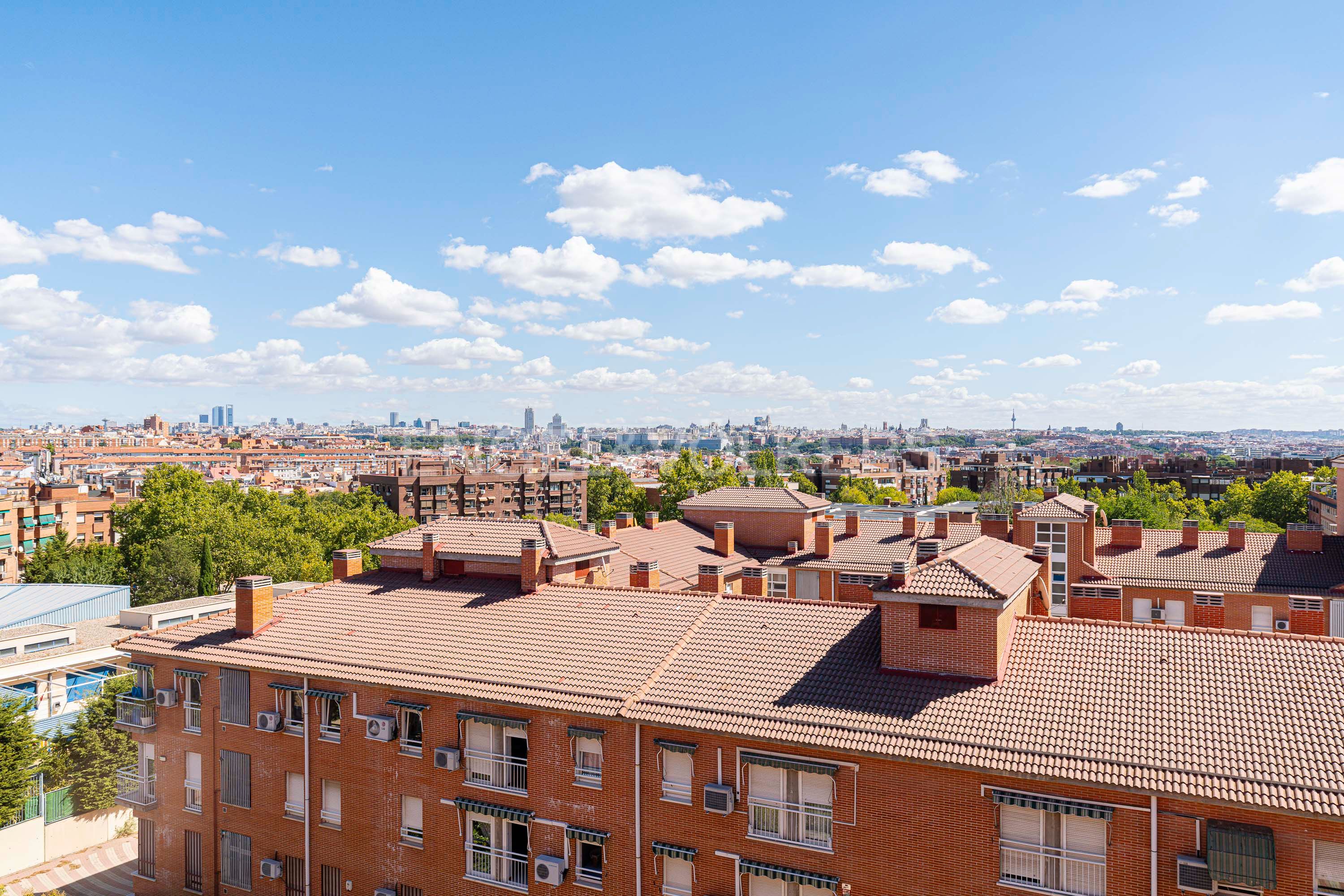 Exterior view of Apartment for sale in  Madrid Capital  with Heating, Storage room and Furnished