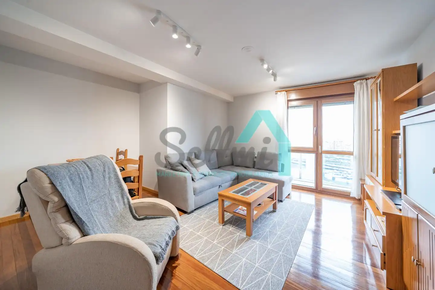 Sala d'estar de Pis de lloguer en Gijón  amb Calefacció, Parquet i Terrassa