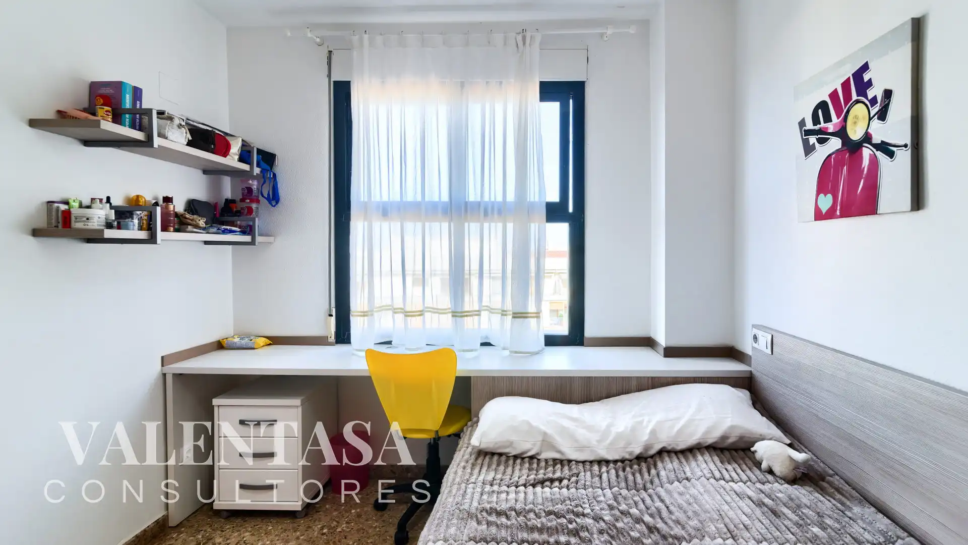 Bedroom of Flat for sale in Valencia  with Furnished and Community pool