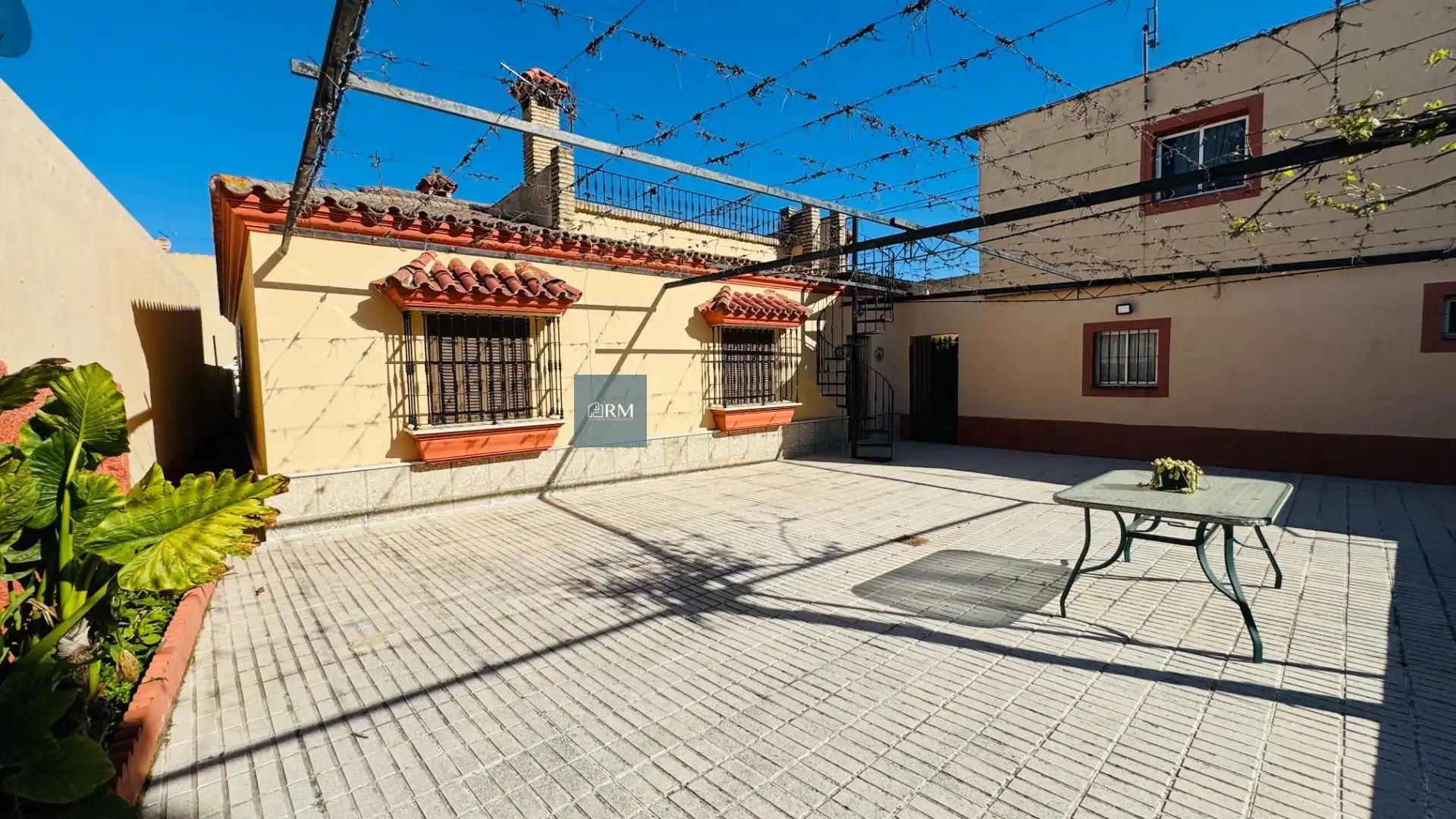 Vista exterior de Casa o xalet en venda en Sanlúcar de Barrameda amb Jardí privat, Terrassa i Traster