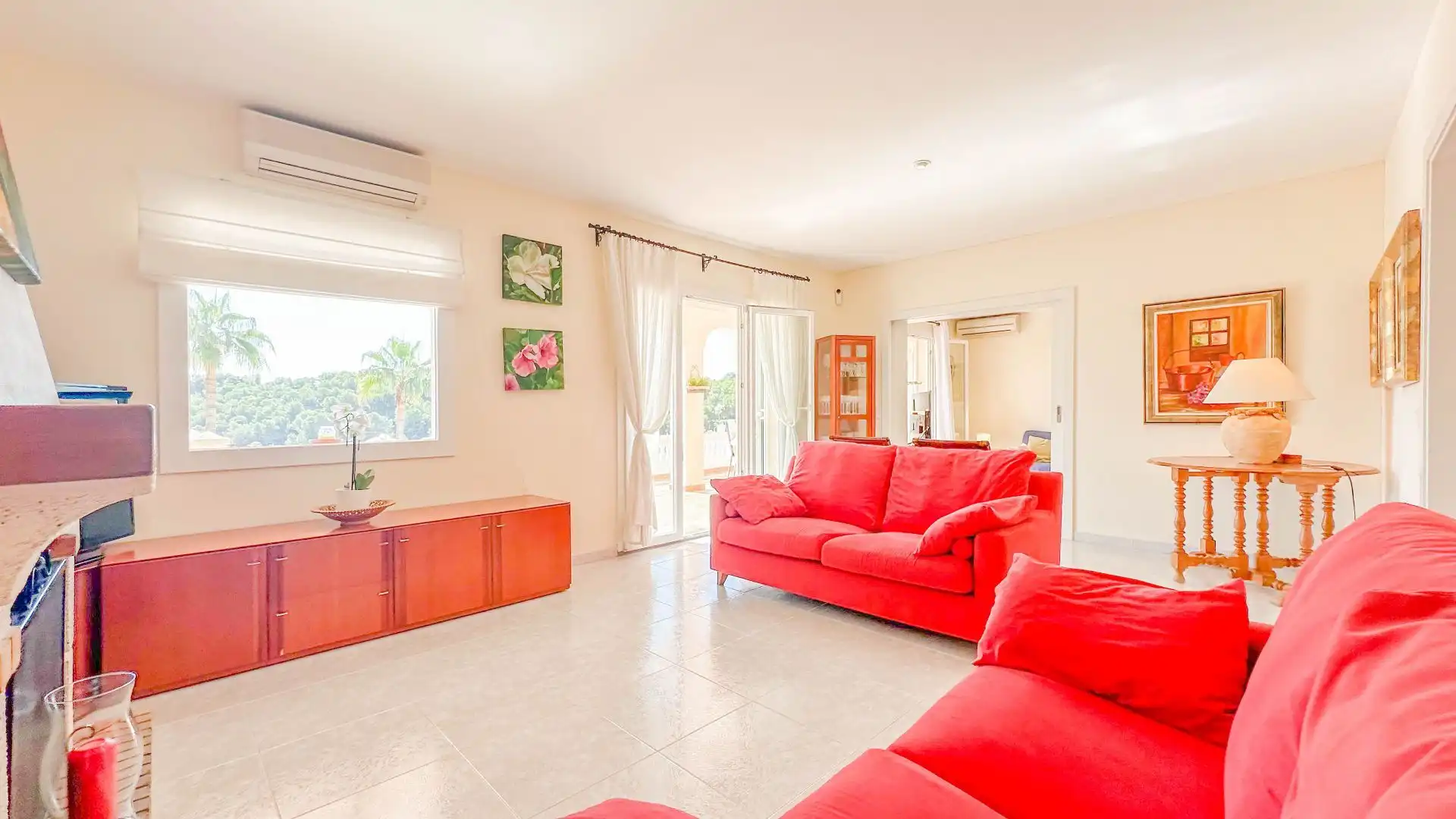 Wohnzimmer von Einfamilien-Reihenhaus zum Verkauf in Calvià mit Klimaanlage, Heizung und Privatgarten